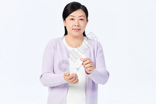 中年女性检测血糖图片