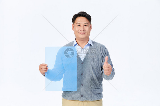 中年男性体检手拿x光片点赞图片
