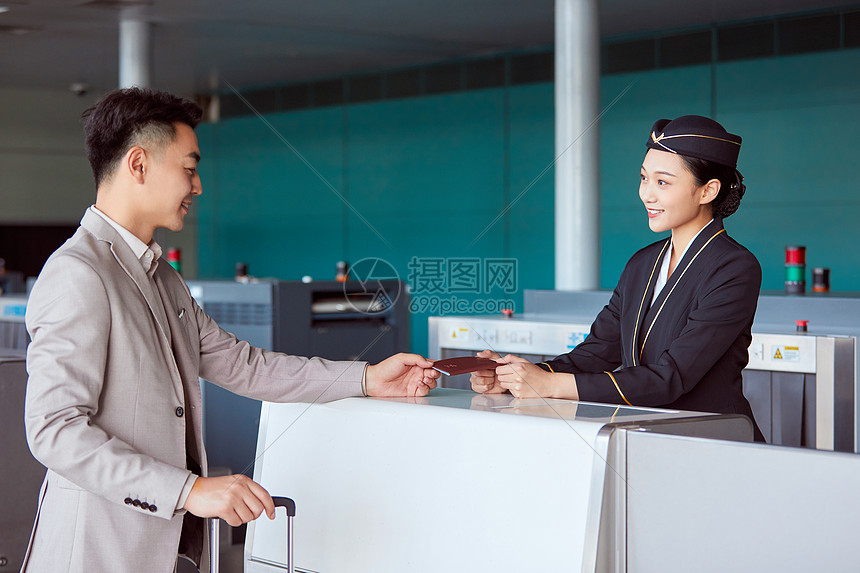 空姐与乘客在服务台交流图片