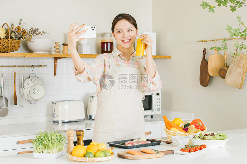 居家女孩厨房榨橙汁自拍图片