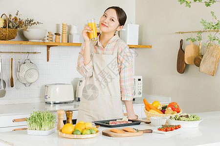 居家女孩厨房榨橙汁图片