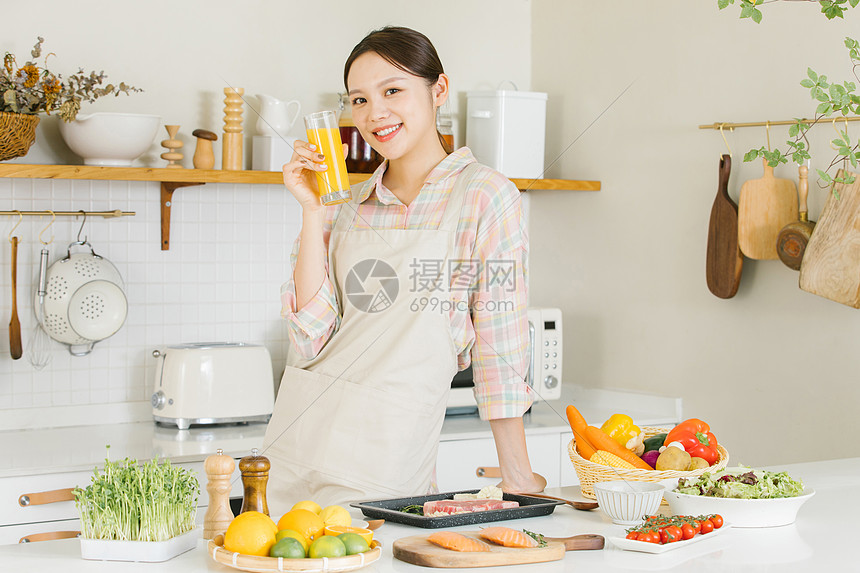 居家女孩厨房榨橙汁图片