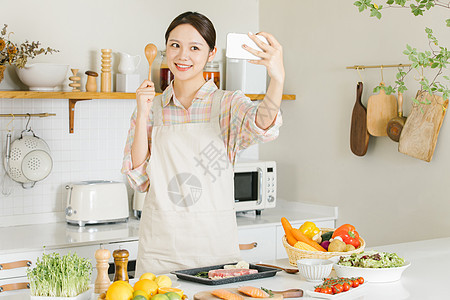 青年女性厨房烹饪自拍图片