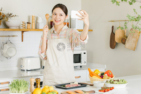 青年女性厨房烹饪自拍图片