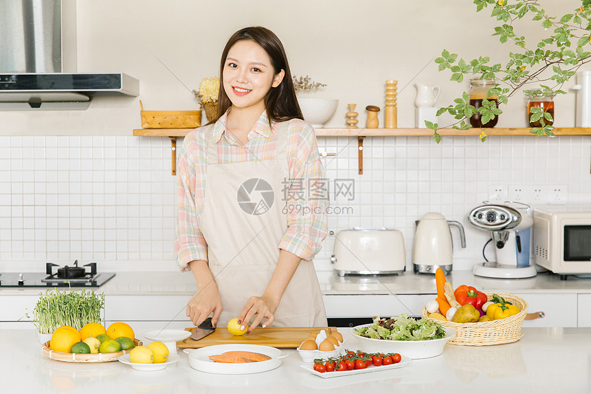 厨房切柠檬的居家女孩图片