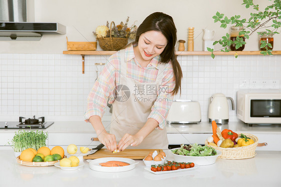 居家女孩厨房制作午餐图片