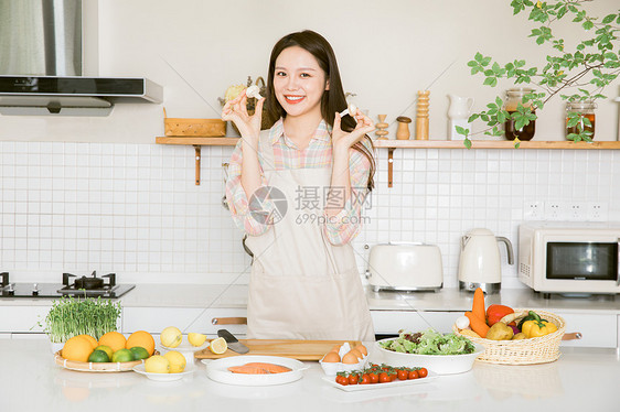 居家女孩厨房制作午餐图片