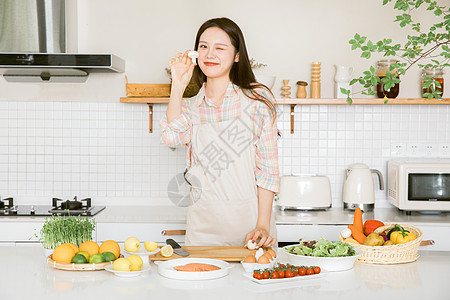 居家女孩厨房制作午餐图片