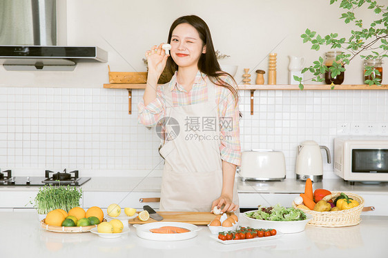 居家女孩厨房制作午餐图片