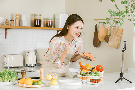 直播制作三文鱼的美食博主图片