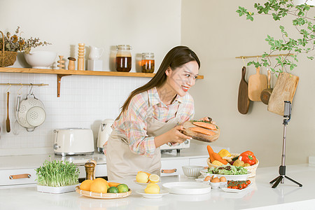 直播制作三文鱼的美食博主图片