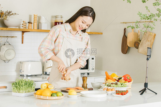 直播制作三文鱼的美食博主图片