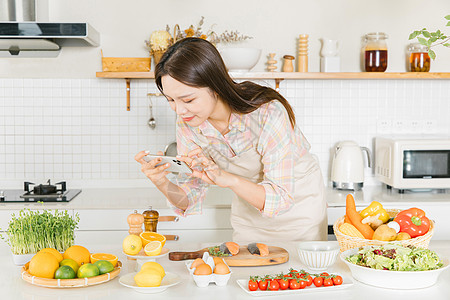 居家美女厨房菜品拍照图片