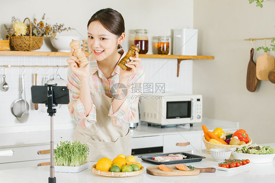 美食博主直播牛排制作图片