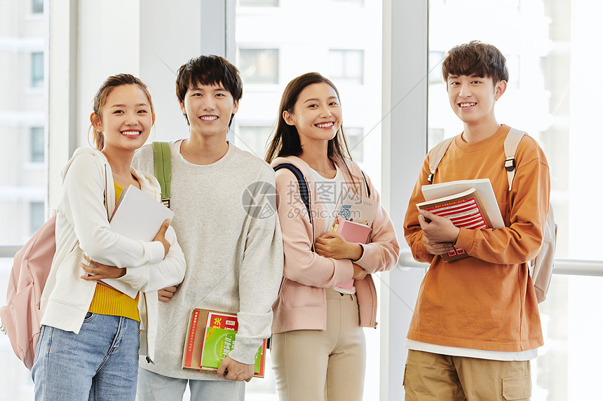 考研学子青年男女微笑形象图片