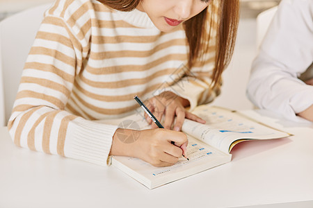 青年学生认真学习特写图片