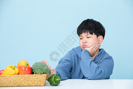 蓝色卫衣不喜欢吃蔬菜的胖子挑食的男孩背景