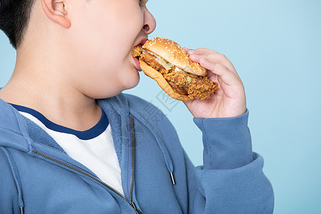 喜欢吃高热量食物的小男孩图片