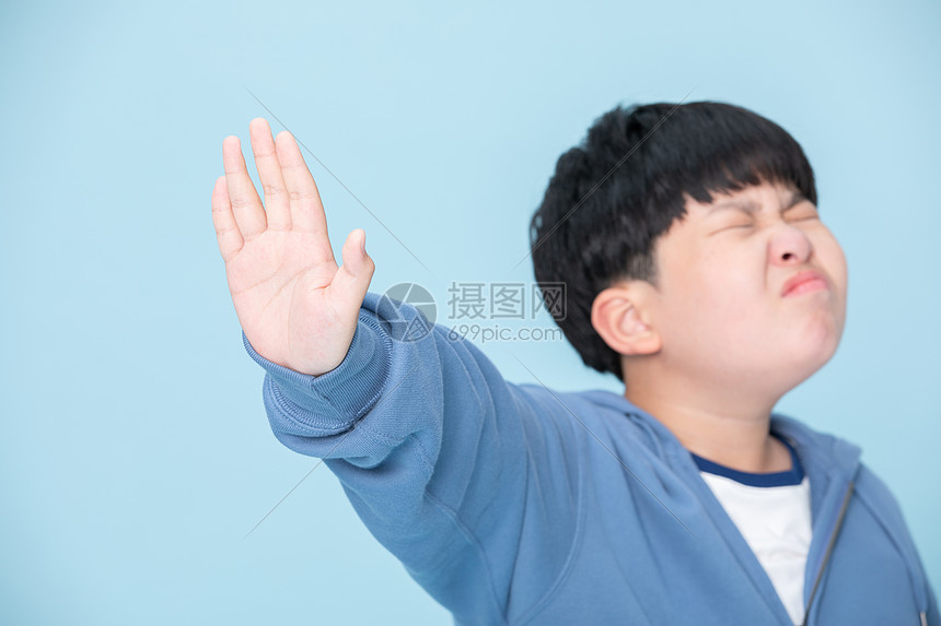 抬手抗拒的小男孩