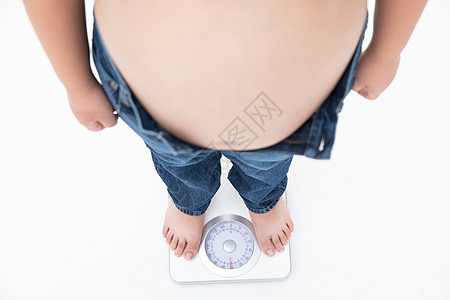 站在体重秤上超重的男孩小胖子图片