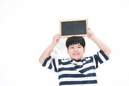 小男孩手举黑板开心的小胖子背景图片