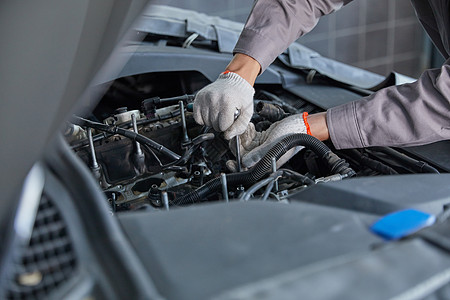 发动机维修汽车修理工在检查发动机检查汽车特写背景