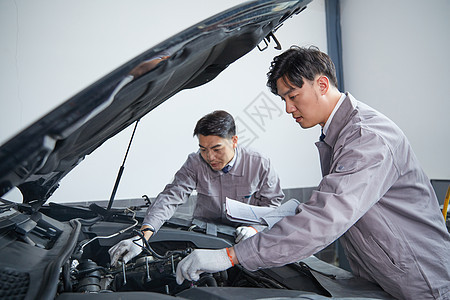 汽车修理工在检查发动机两人检查汽车图片