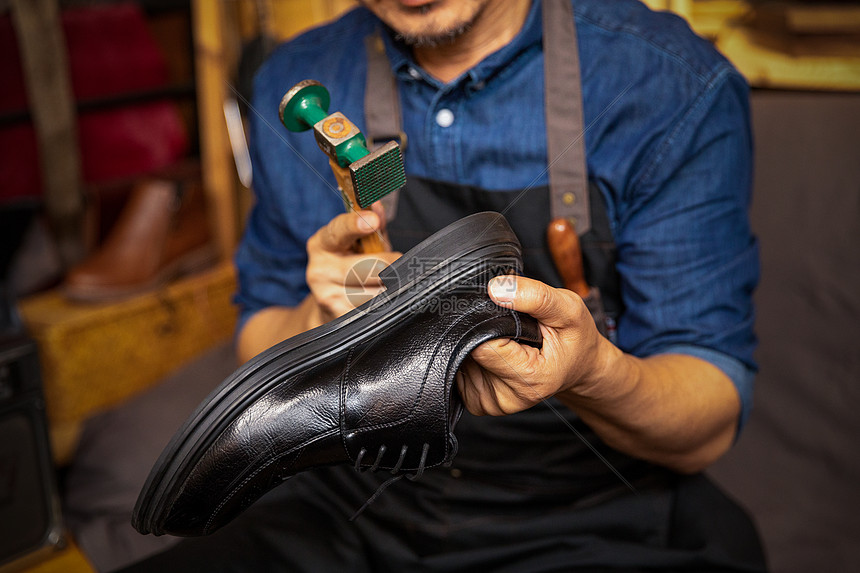 男性鞋匠修理皮鞋鞋底