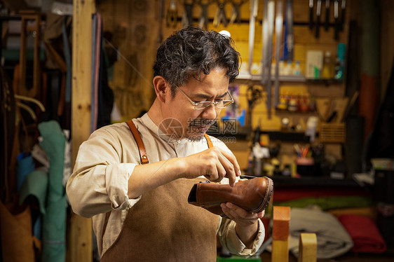 男性鞋匠皮鞋保养护理图片