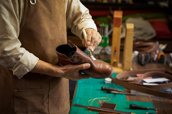 男性鞋匠皮鞋保养护理图片