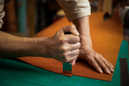 男性皮匠定做切割裁剪皮料高清图片