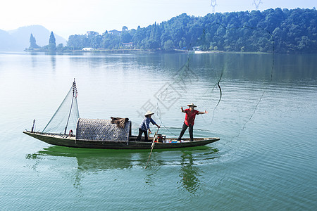 新安江捕鱼的渔民图片素材