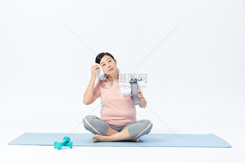 中年女性运动休息擦汗高清图片下载 正版图片501687089 摄图网