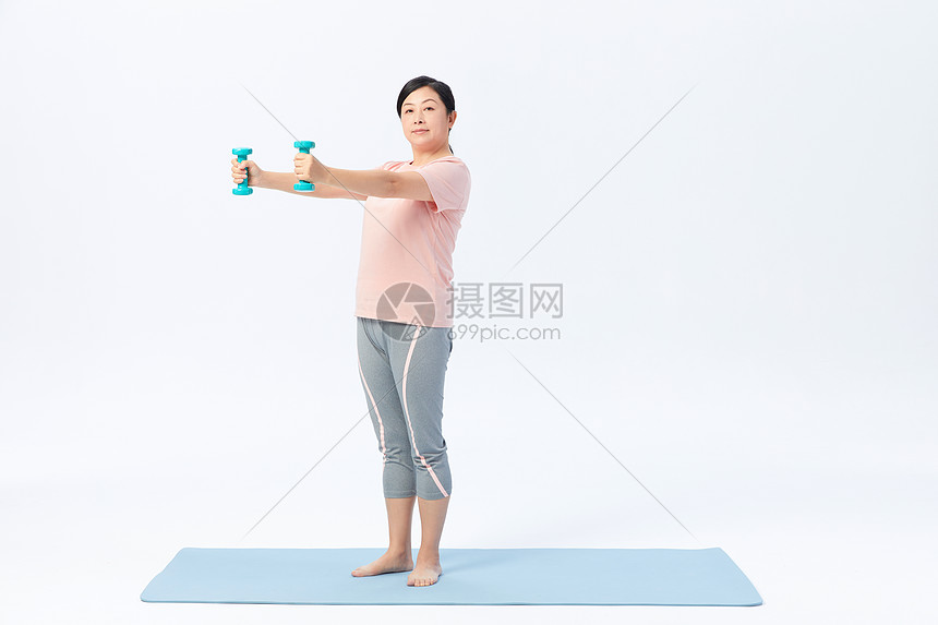 中年女性举哑铃锻炼图片