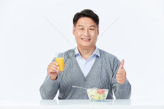 中年男性健康饮食点赞图片