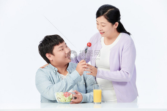 肥胖母子绿色果蔬健康饮食图片