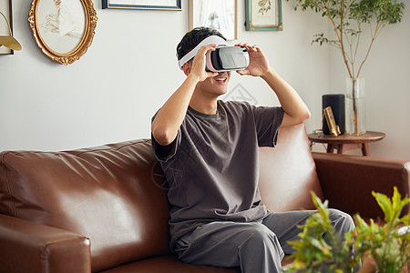 年轻男士居家体验VR眼镜图片