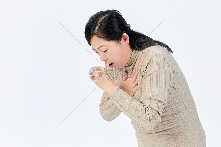 感冒咳嗽的中年女性图片