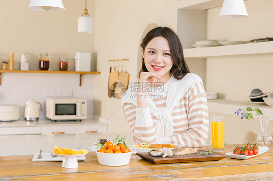 精致女孩喝下午茶图片