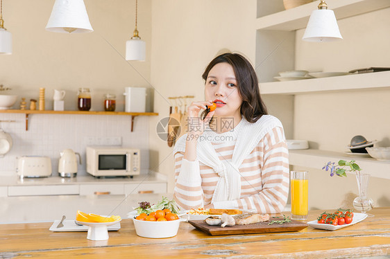 精致女孩喝下午茶图片