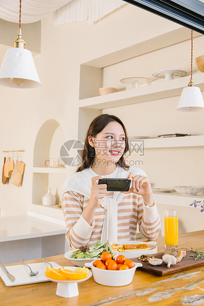 用手机拍照分享的美食主播图片