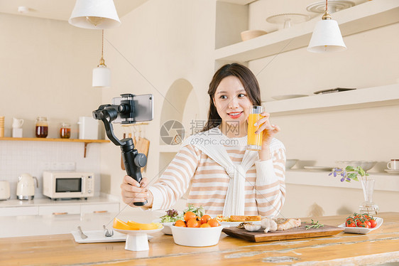 直播分享美食的美食博主图片