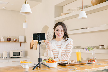 直播分享美食的美食博主图片