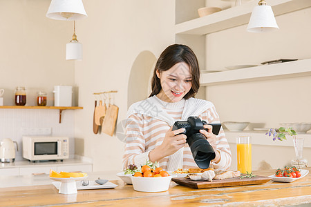 居家女孩使用相机拍摄美食图片