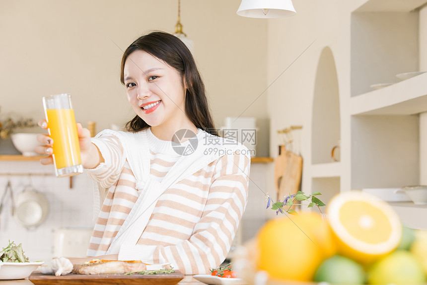 喝橙汁的年轻女孩图片