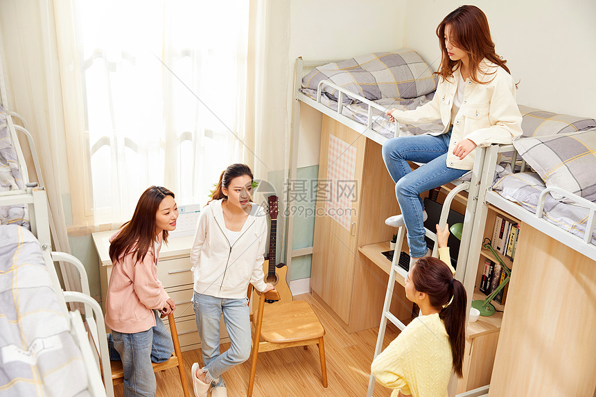 女大学生宿舍聊天高清图片下载 正版图片 摄图网