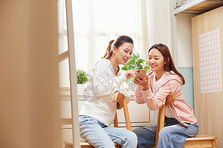 看手机女女大学生宿舍聊天背景