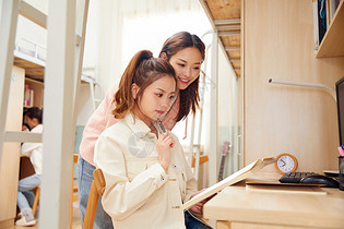 女学生宿舍学习图片