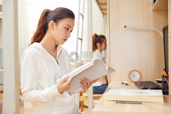 女大学生宿舍阅读学习图片