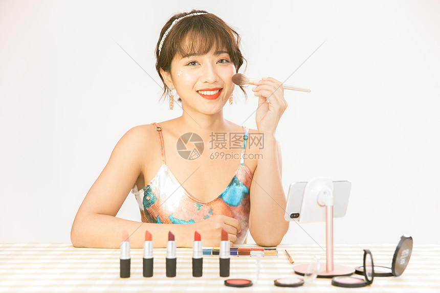 美女直播使用粉刷图片